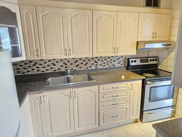 10 Sunrise AVE ##214, Toronto C13, ON M4A 2R1