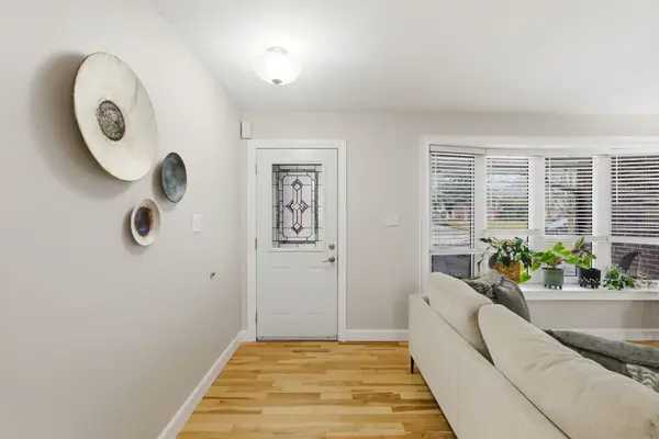 98 Applewood CRES, Whitby, ON L1N 2E7