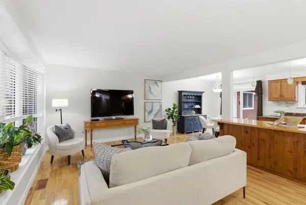 98 Applewood CRES, Whitby, ON L1N 2E7