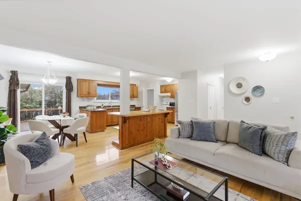 98 Applewood CRES, Whitby, ON L1N 2E7