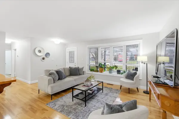 98 Applewood CRES, Whitby, ON L1N 2E7