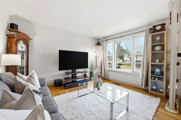 82 Glenview AVE, Cambridge, ON N1R 2W2