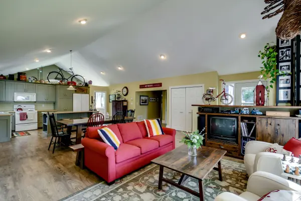 230 Ecclestone DR, Bracebridge, ON P1L 1G4