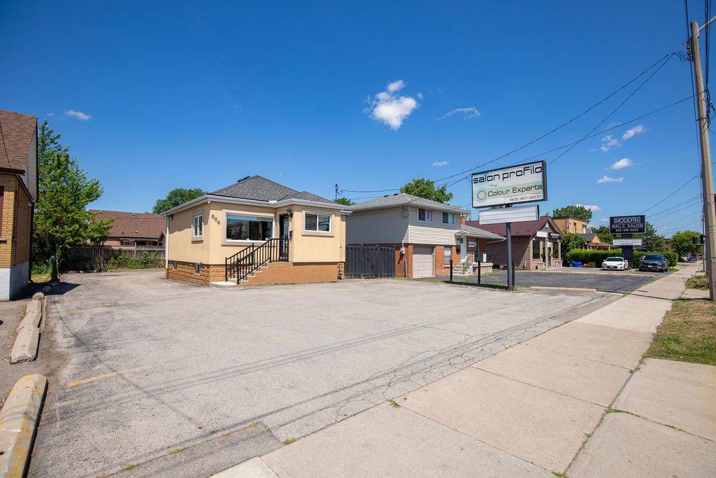 664 Upper James ST, Hamilton, ON L9C 2Z3