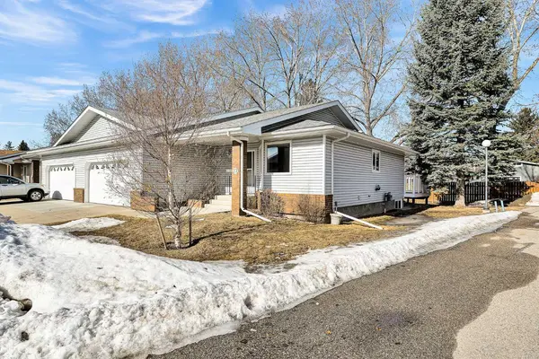 22 Vandoos GDNS NW, Calgary, AB T3A4W4