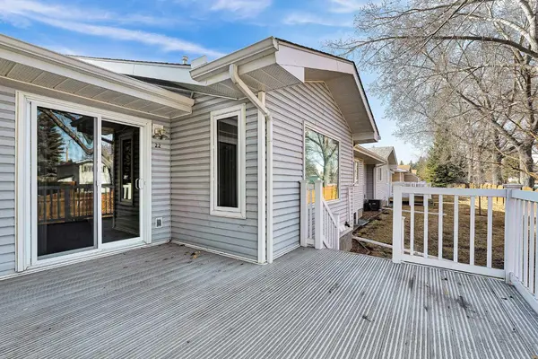 22 Vandoos GDNS NW, Calgary, AB T3A4W4