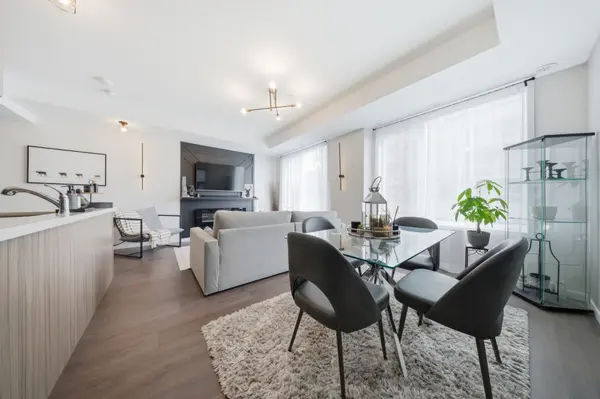 500 Alex Gardner CIR #104, Aurora, ON L4G 3G5