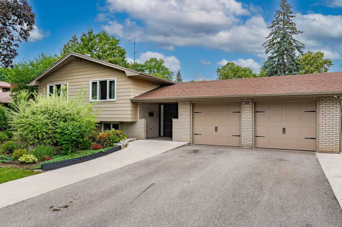 23 Hillside DR, Brampton, ON L6S 1A2