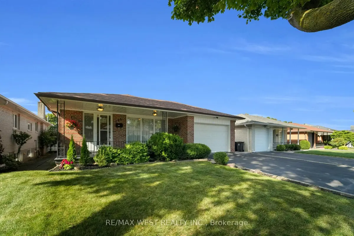 304 La Rose AVE, Toronto W09, ON M9P 1B9