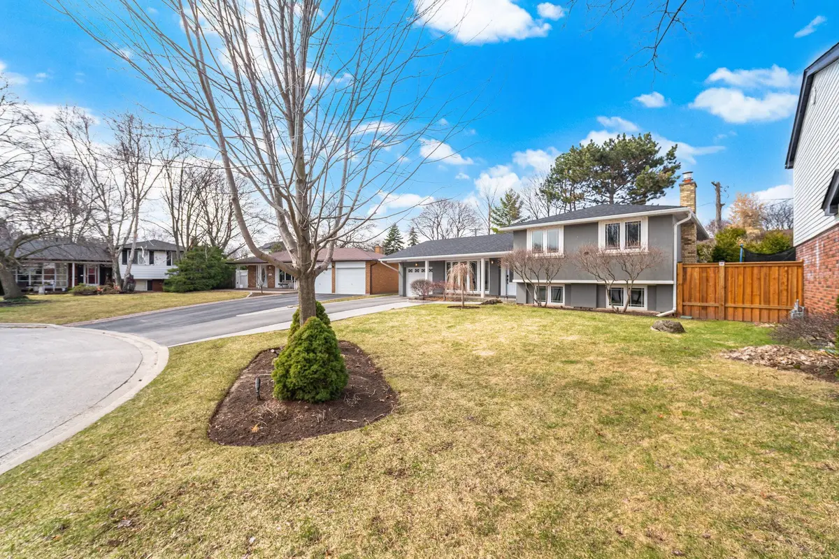 225 Barrymore CT, Burlington, ON L7T 1B7