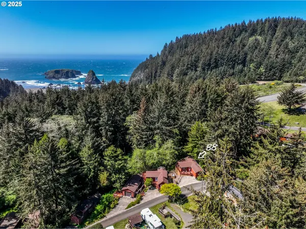 19921 WHALESHEAD RD #B8, Brookings, OR 97415