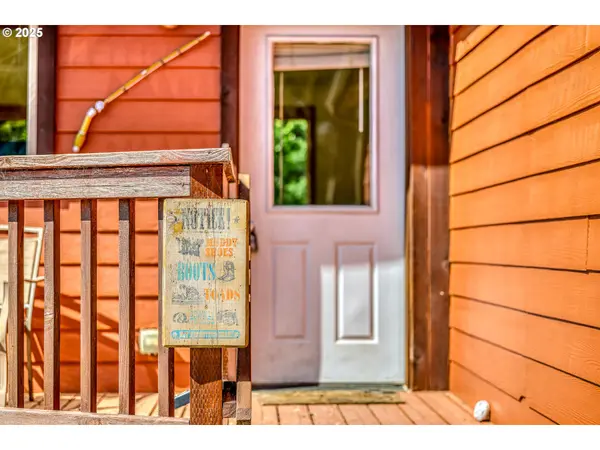 19921 WHALESHEAD RD #B8, Brookings, OR 97415