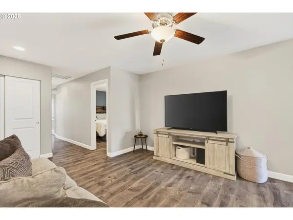 1017 S VIEW DR, Molalla, OR 97038