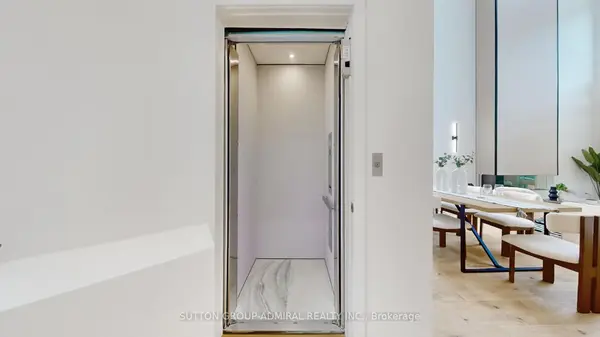 69 Elderwood DR, Toronto C03, ON M5P 1X5