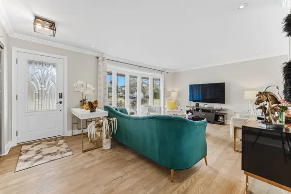 225 Barrymore CT, Burlington, ON L7T 1B7