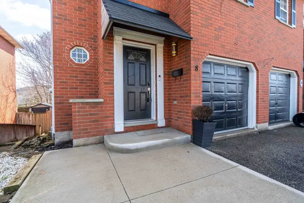 8 Swayze CT, West Lincoln, ON L0R 2A0