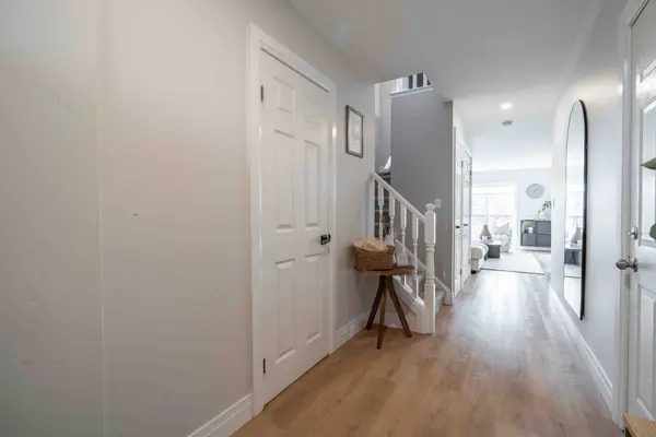 8 Swayze CT, West Lincoln, ON L0R 2A0