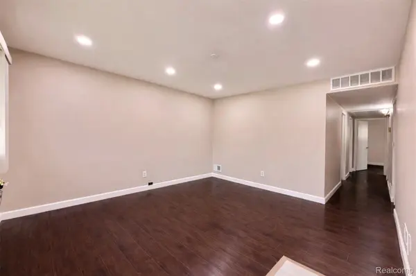 17245 Ivanhoe ST, Roseville, MI 48066