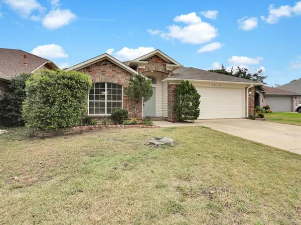 1013 Grand Central Parkway, Saginaw, TX 76131