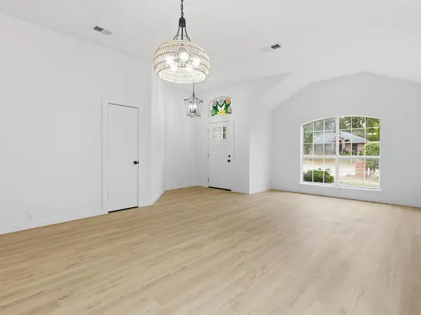 1013 Grand Central Parkway, Saginaw, TX 76131