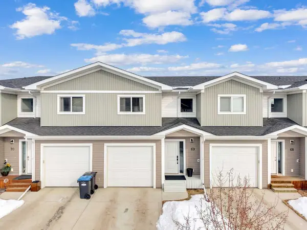 69 Hawthorn PL, Sylvan Lake, AB T4S 0R8