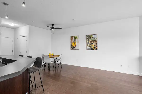 2040 35 AVE SW #2, Calgary, AB T2T 2E1