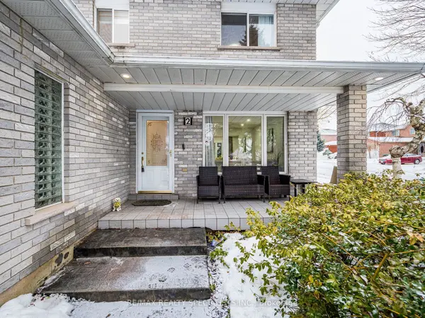 2 Robespierre CT, Hamilton, ON L9B 2G6