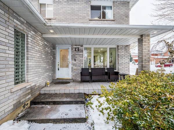 2 Robespierre CT, Hamilton, ON L9B 2G6