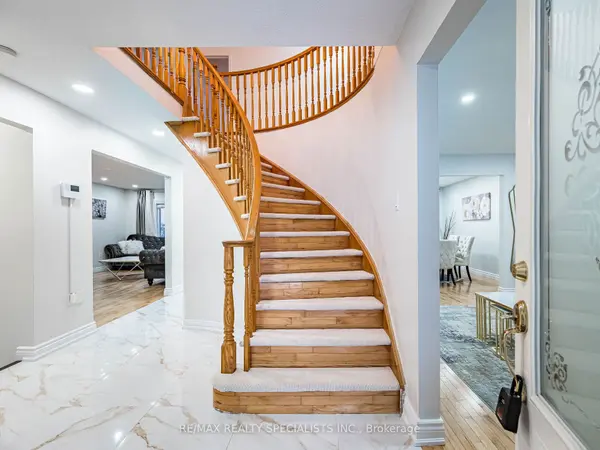 2 Robespierre CT, Hamilton, ON L9B 2G6