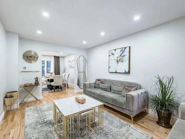 2 Robespierre CT, Hamilton, ON L9B 2G6