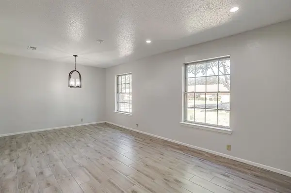 1225 Crestwood Drive, Cleburne, TX 76033