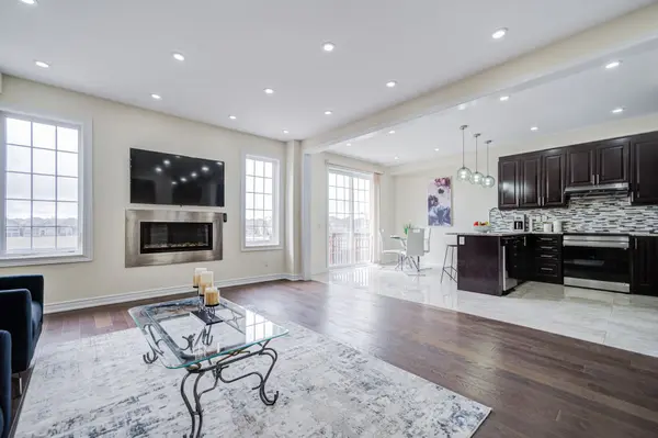 88 Roth ST, Aurora, ON L4G 0W7