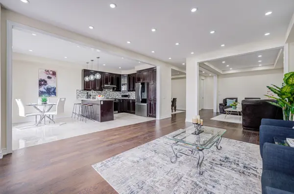 88 Roth ST, Aurora, ON L4G 0W7