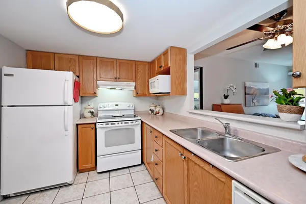 160 Wellington ST E #212, Aurora, ON L4G 1J3