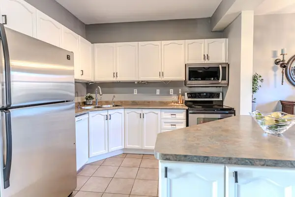 17 Bruce CRES, Barrie, ON L4N 8T8