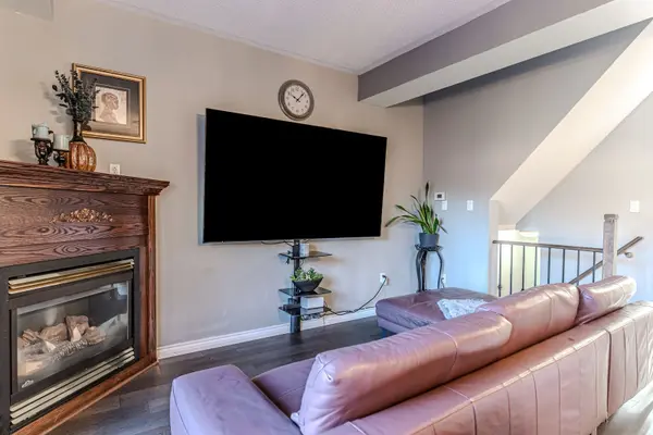 17 Bruce CRES, Barrie, ON L4N 8T8