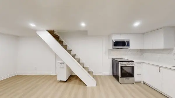 19 Hawthorne RD #Lower, Toronto W09, ON M9R 1N9