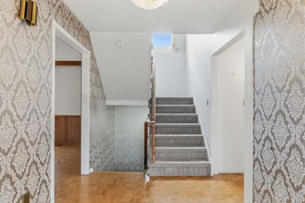 1929 Fieldgate DR, Burlington, ON L7P 3H4