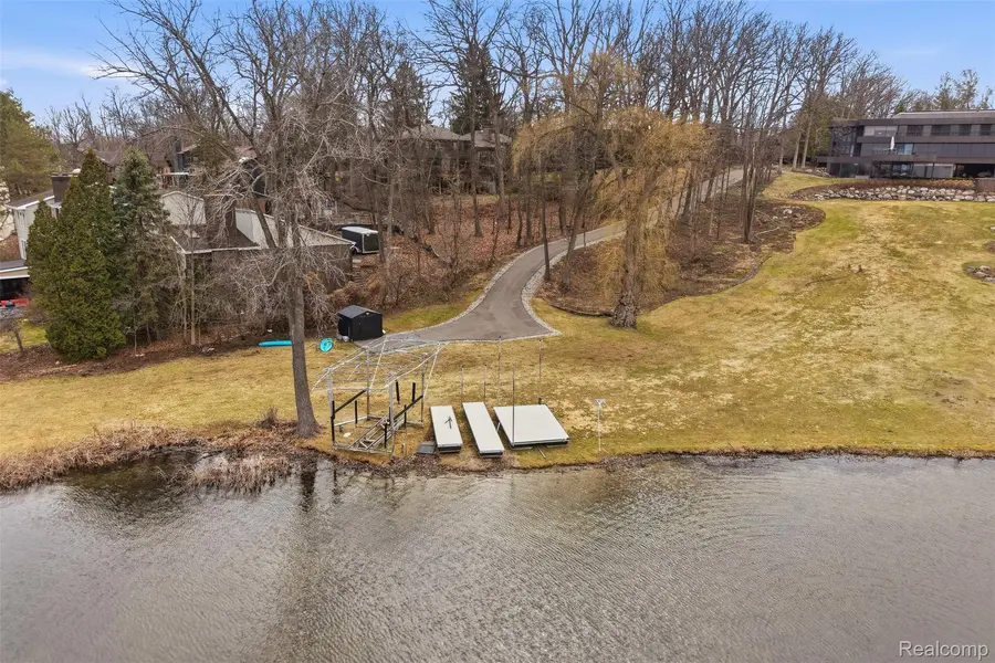 2954 Long Ridge CT, West Bloomfield Charter Township, MI 48323