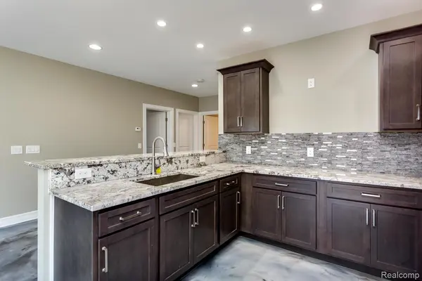 16637 Kings Fairway LN, Grand Blanc, MI 48439