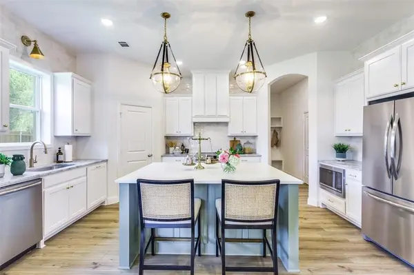 602 Sterling Drive, Benbrook, TX 76126