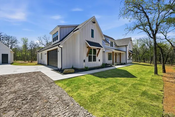 377 Oak Cove Court, Sunset, TX 76270