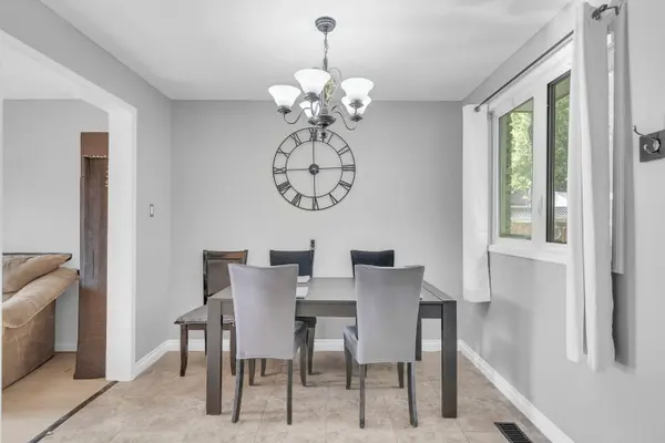 925 Francis RD, Burlington, ON L7T 3Z1