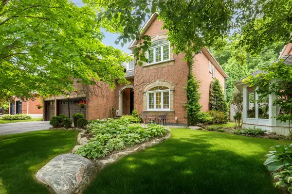 86 Charing CRES, Aurora, ON L4G 6P5