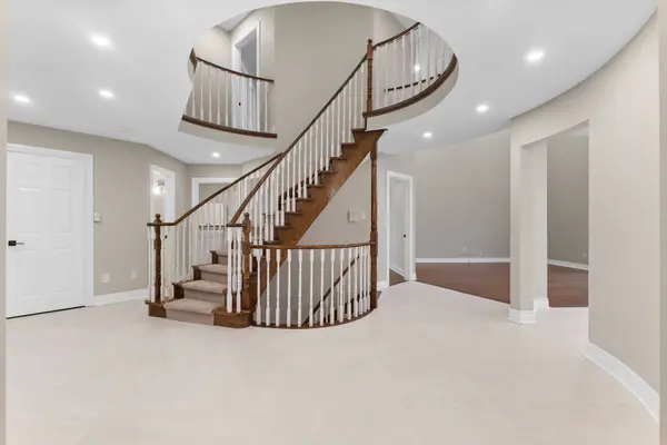 86 Charing CRES, Aurora, ON L4G 6P5