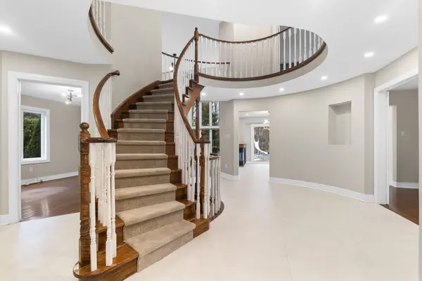 86 Charing CRES, Aurora, ON L4G 6P5