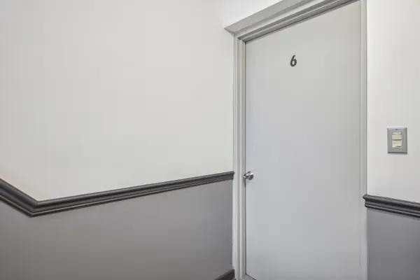 18 Thirty Third ST #6, Toronto W06, ON M8W 3G9