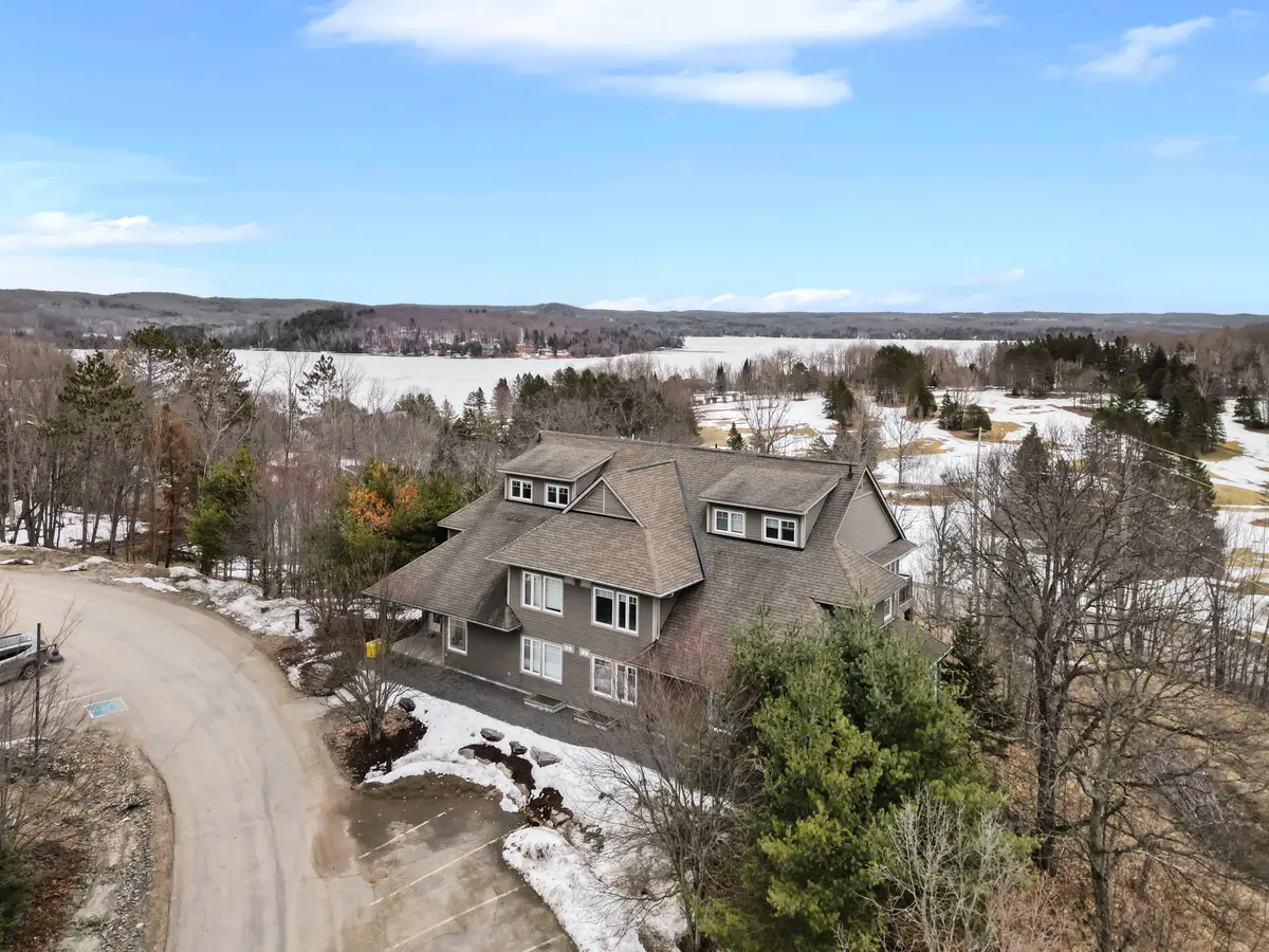 1 TREE TOPS LN #302, Huntsville, ON P1H 1A9