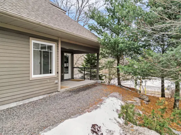 1 TREE TOPS LN #302, Huntsville, ON P1H 1A9