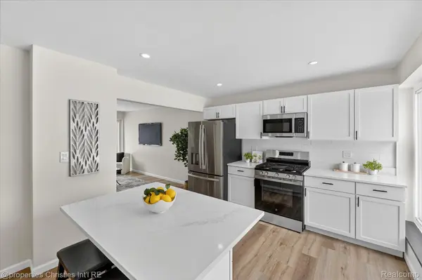 32651 5 Mile RD #15, Livonia, MI 48154